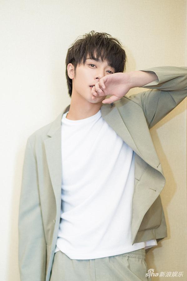 组图:眼神苏!95后李俊辰美瞳抢镜_高清图集_新浪网