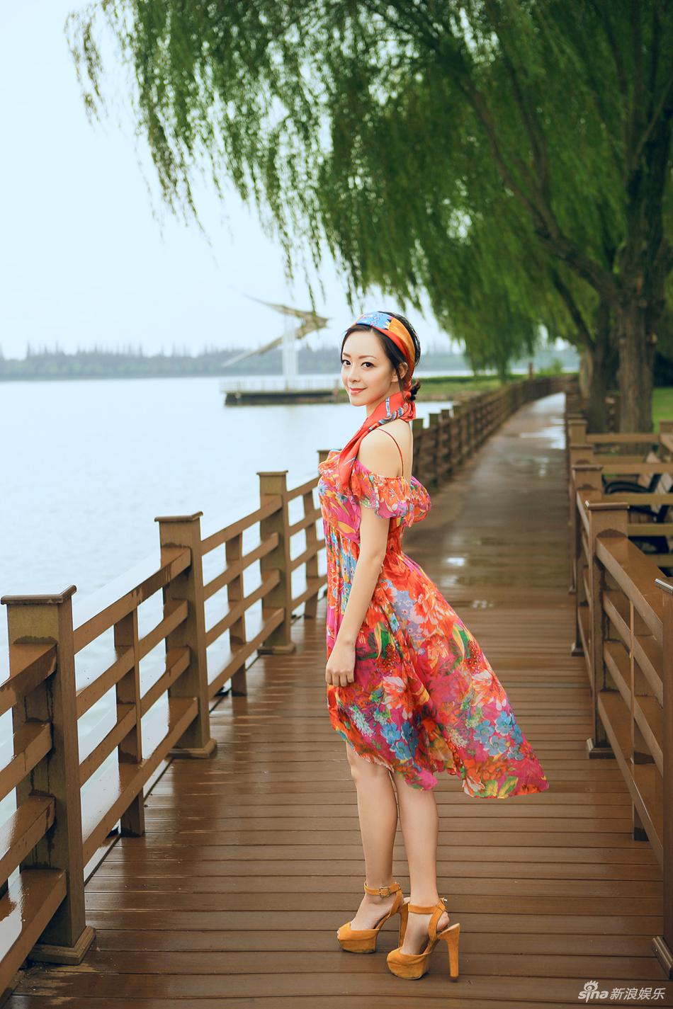组图:许榕真崇明岛清爽写真 身姿窈窕露美腿_高清图集_新浪网