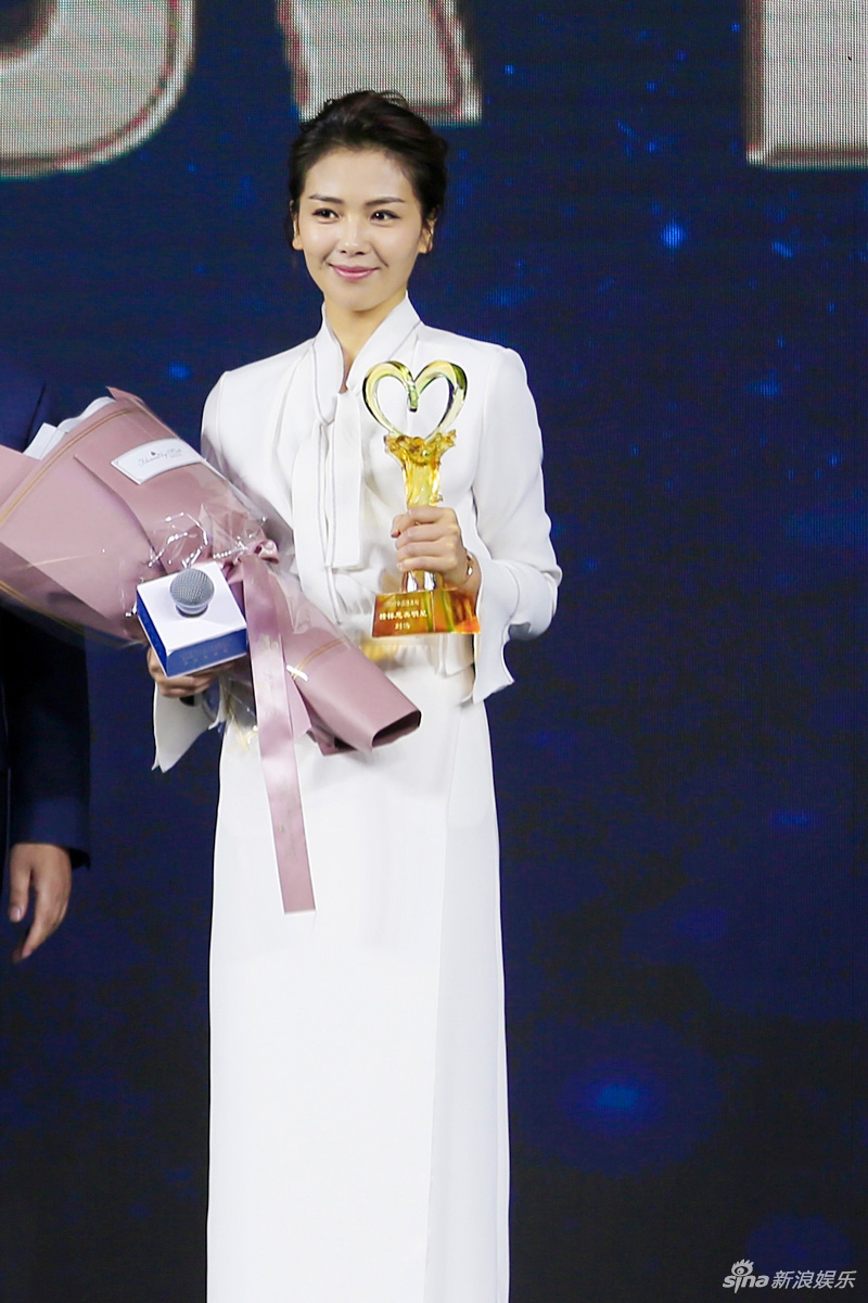 近日,中国慈善榜颁奖典礼,刘涛一身白色连衣裙现身,摇曳的裙摆显得