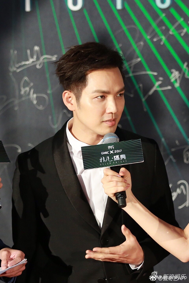 众星出席非凡盛典 张国立钟汉良帅气亮相