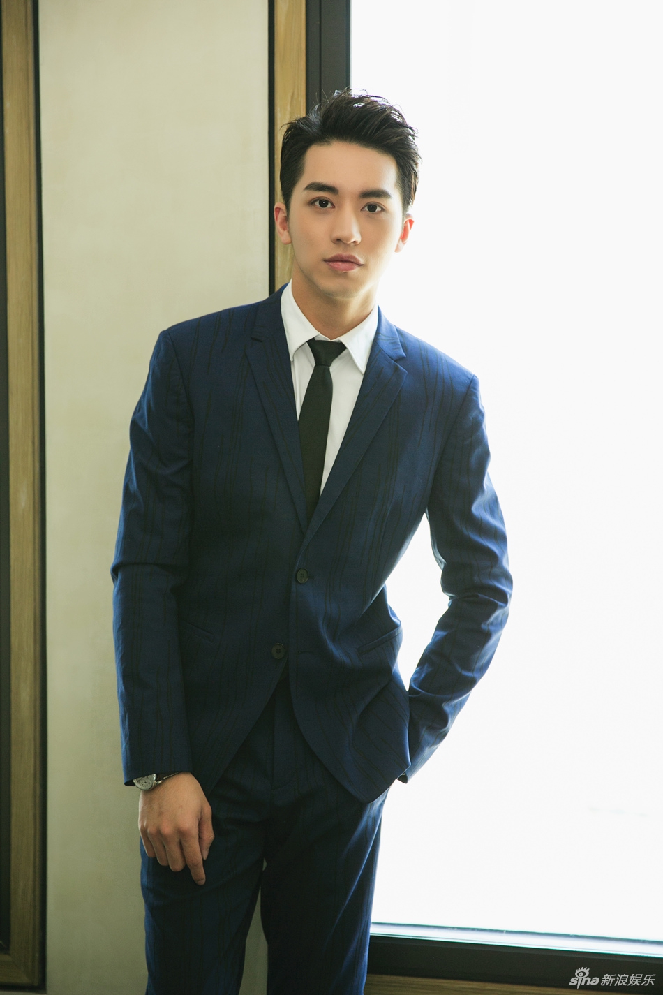 许魏洲现身上海出席活动 正装出镜总裁范十足