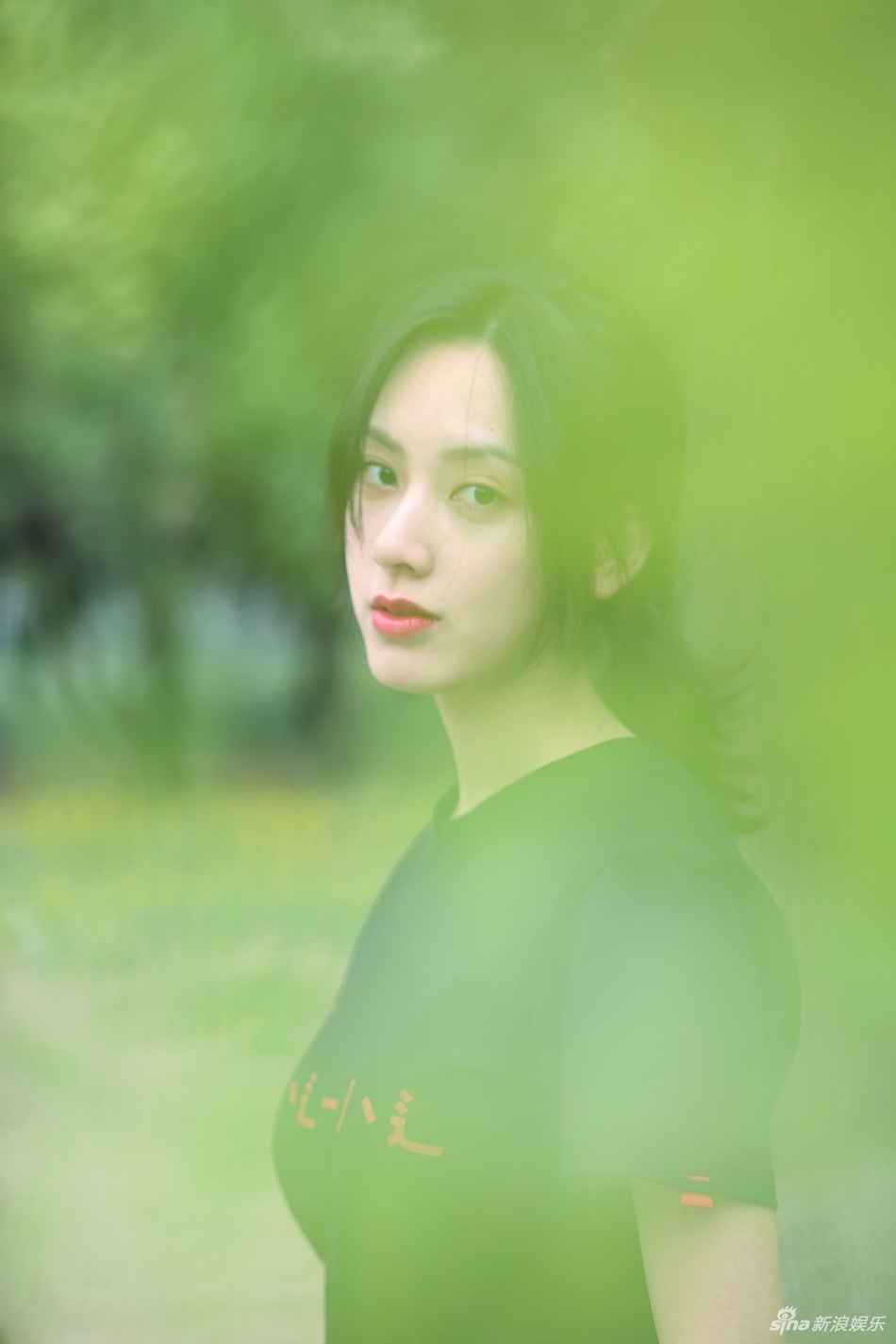 孙嘉灵公园写真尽显古灵精怪