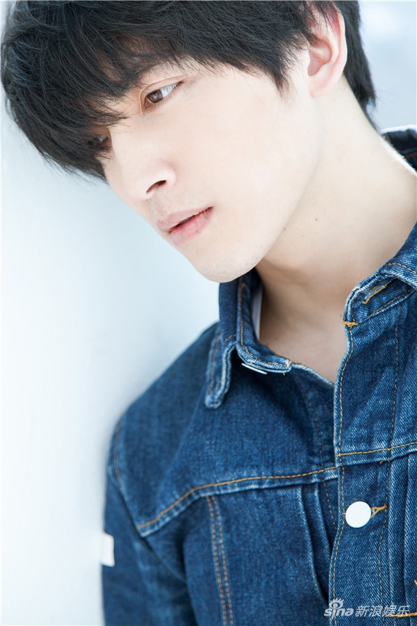 日前,新人演员程涛发布了一组最新写真,写真中的他英朗帅气,干净简练