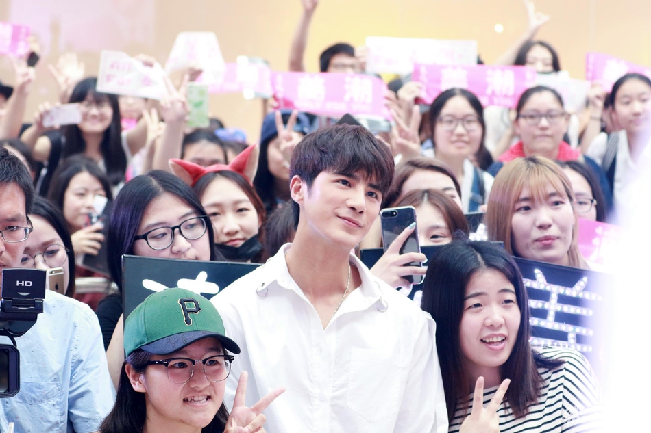 姜潮上海签售人气火爆 新书新歌新戏新代言忙不停