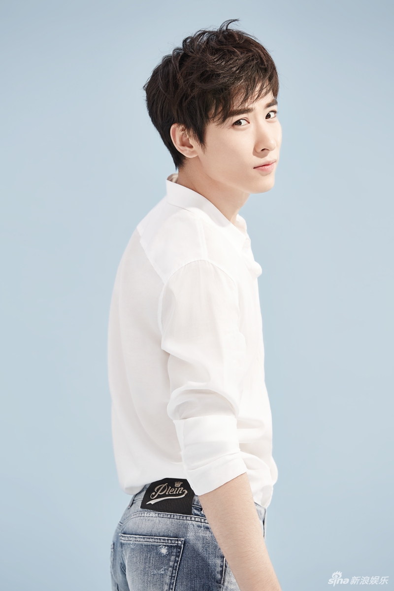 吴昊泽白衬衫清爽大片清澈"小鹿眼"治愈力满分