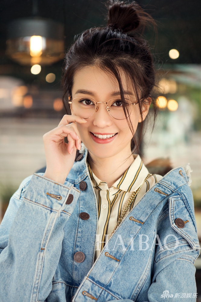 乔欣金边镜框清新文艺 简约裤装无公害