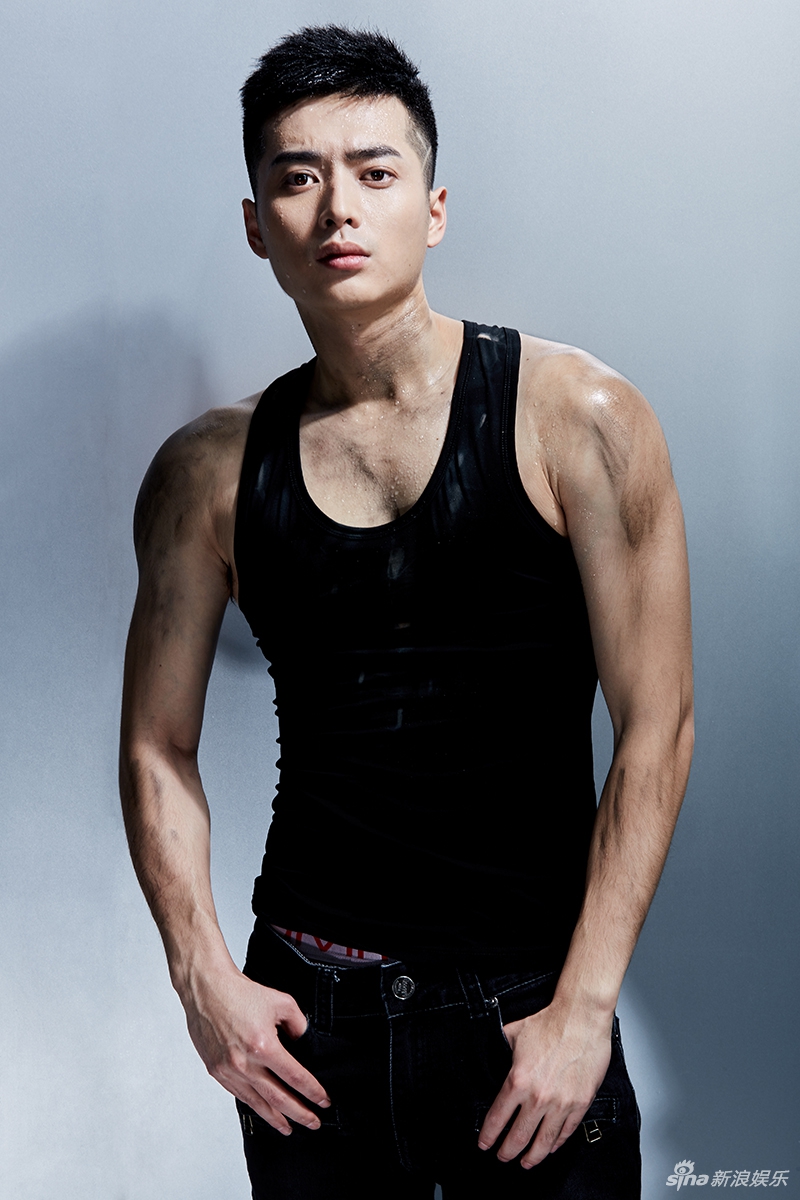 组图:韩承羽曝酷帅写真 化身机车boy荷尔蒙爆棚_高清图集_新浪网