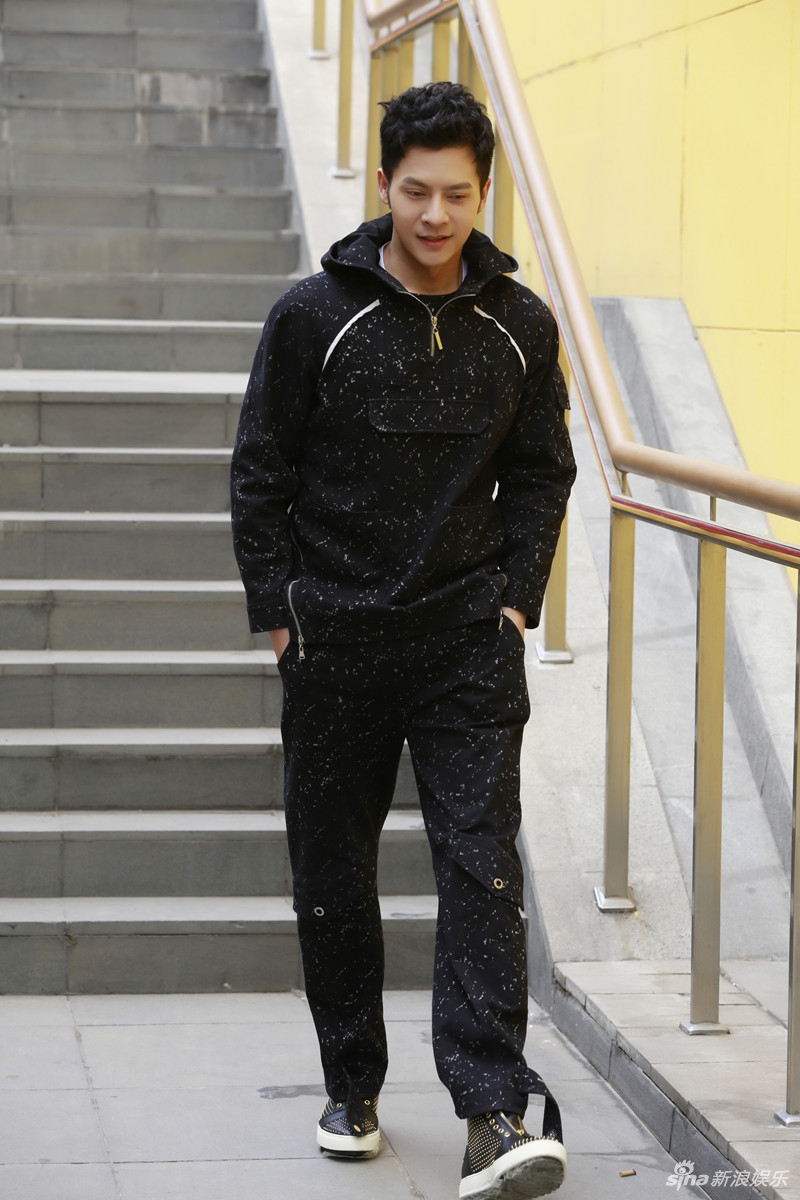 阮柏霖最新时尚写真曝光 两米大长腿夺人眼球