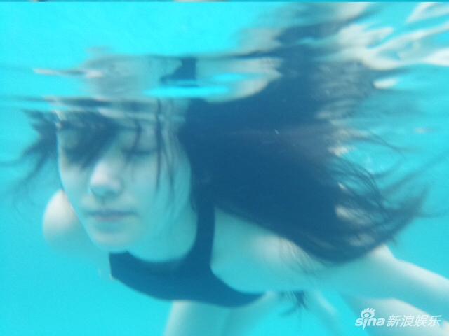 组图:蒋依依晒素颜泳照变美人鱼 "纯美水下杀"灵气破屏_高清图集_新浪