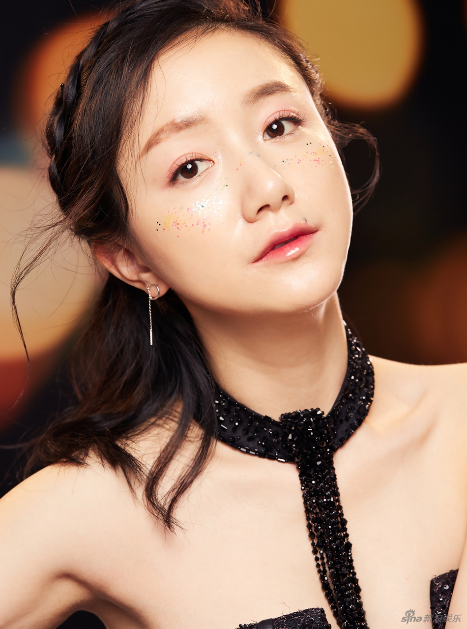 李倩大片流光溢彩间宛若精灵