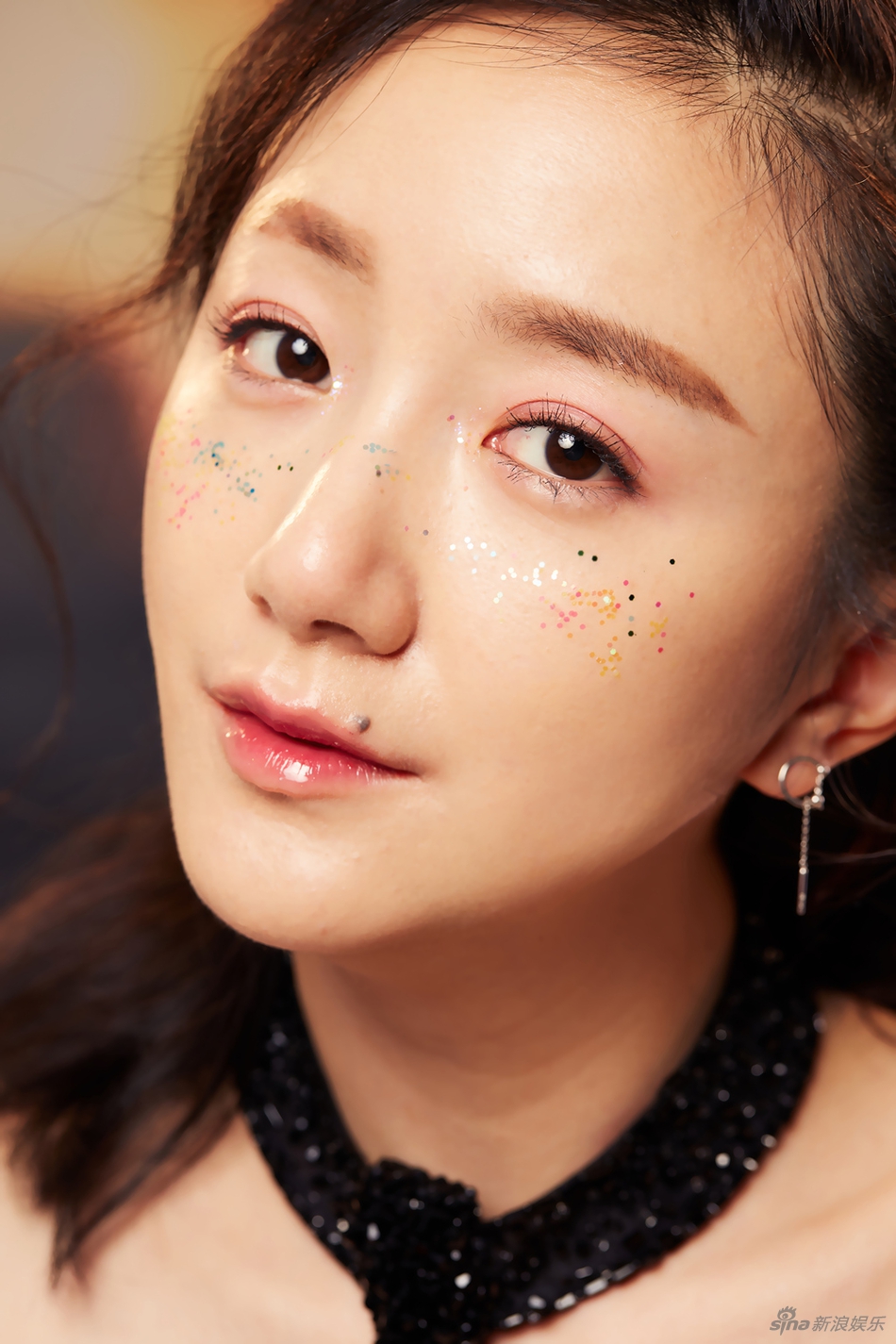 李倩大片流光溢彩间宛若精灵