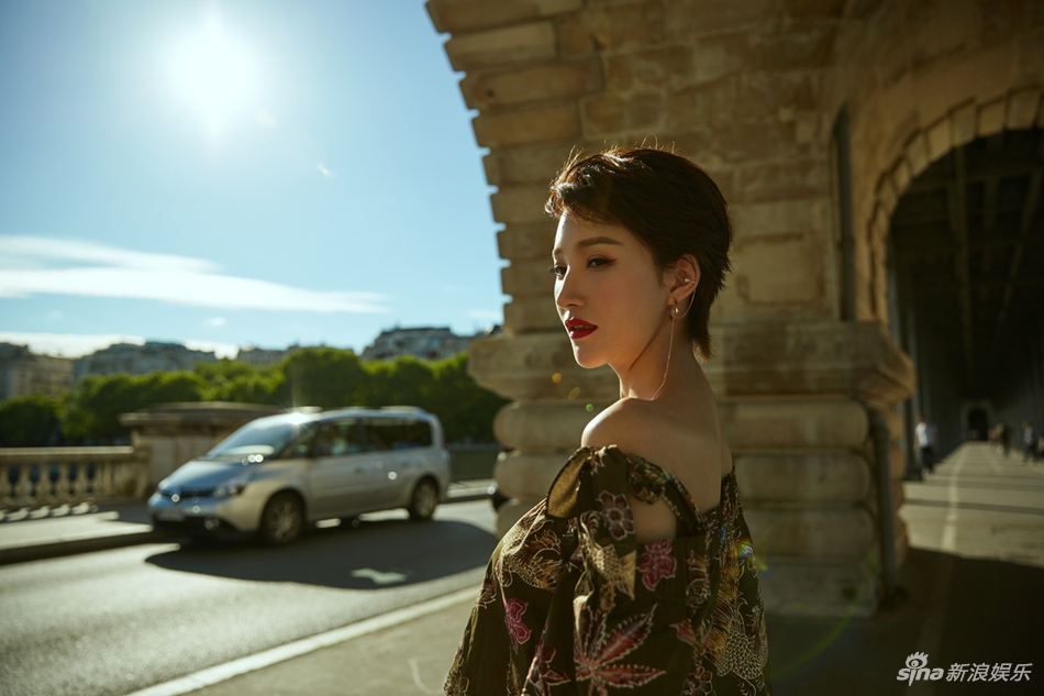 卢莹戛纳街头写真曝光 诱人红唇绽放夏日热情