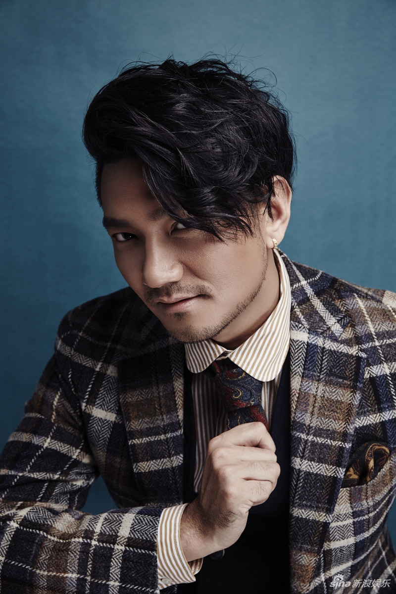 演员彭博曝光一组绅士写真,格子西服搭配休闲裤,浑身散发着男人的魅力