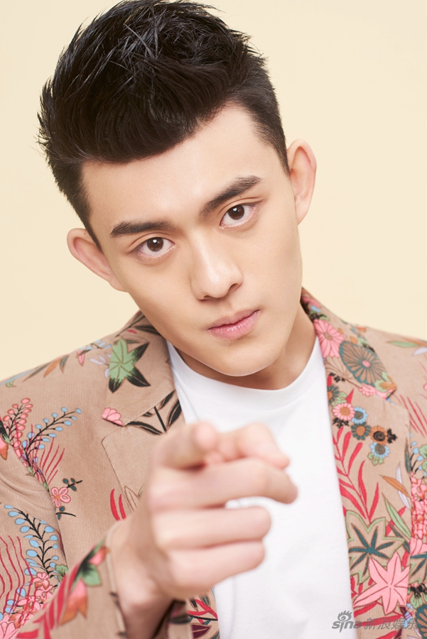 组图:刘润南曝夏日写真 印花西装展痞帅魅力