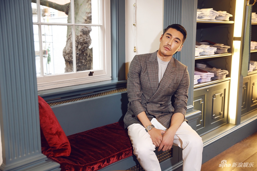 胡兵时装周"大满贯"启程 抵伦敦试装敬业躬亲