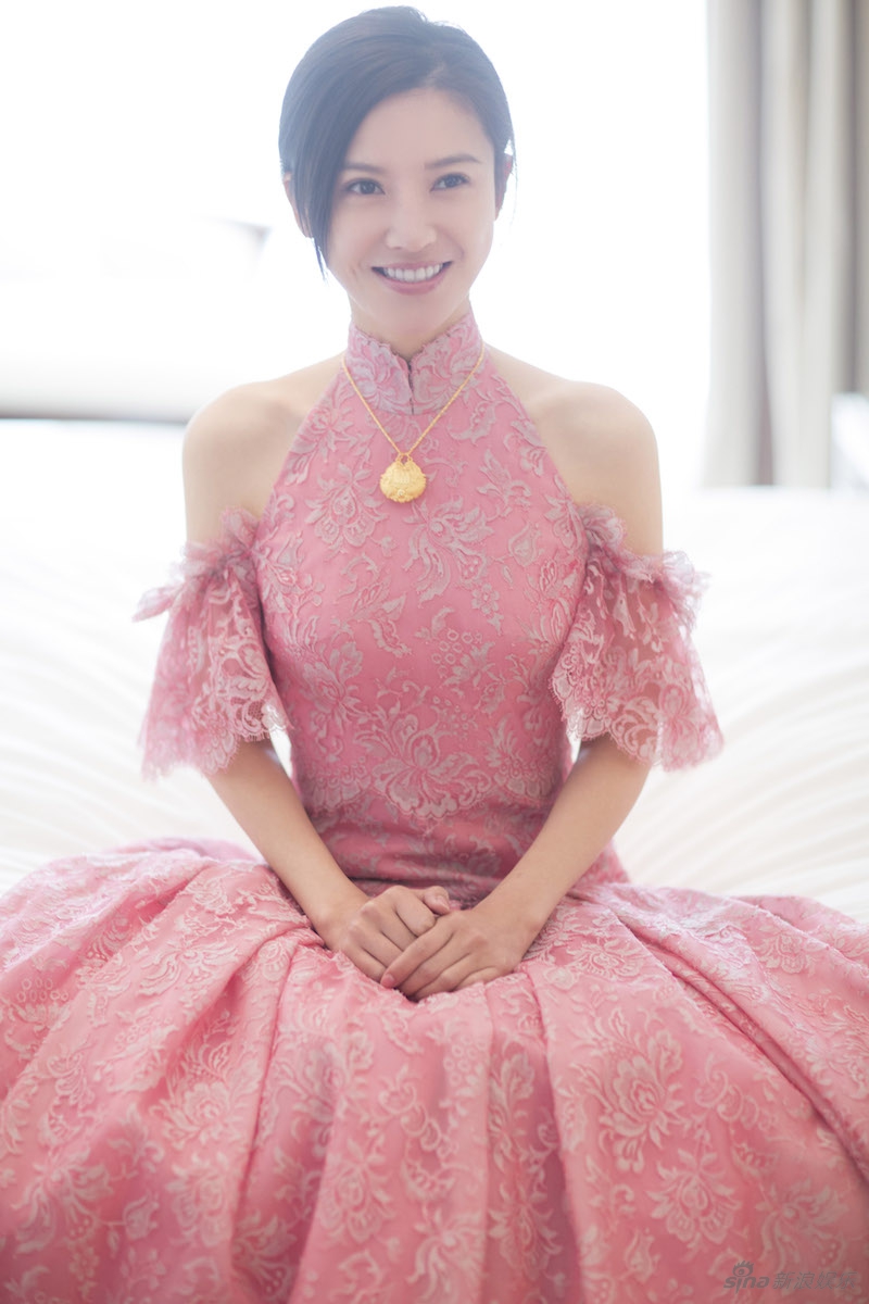 杨子姗出嫁吴中天低调迎亲 粉色中式礼服俏美十足
