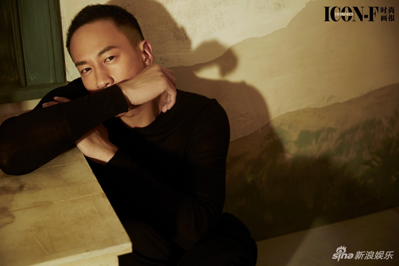 何润东写真展双面熟男魅力 眼神迷离尽显慵懒小性感