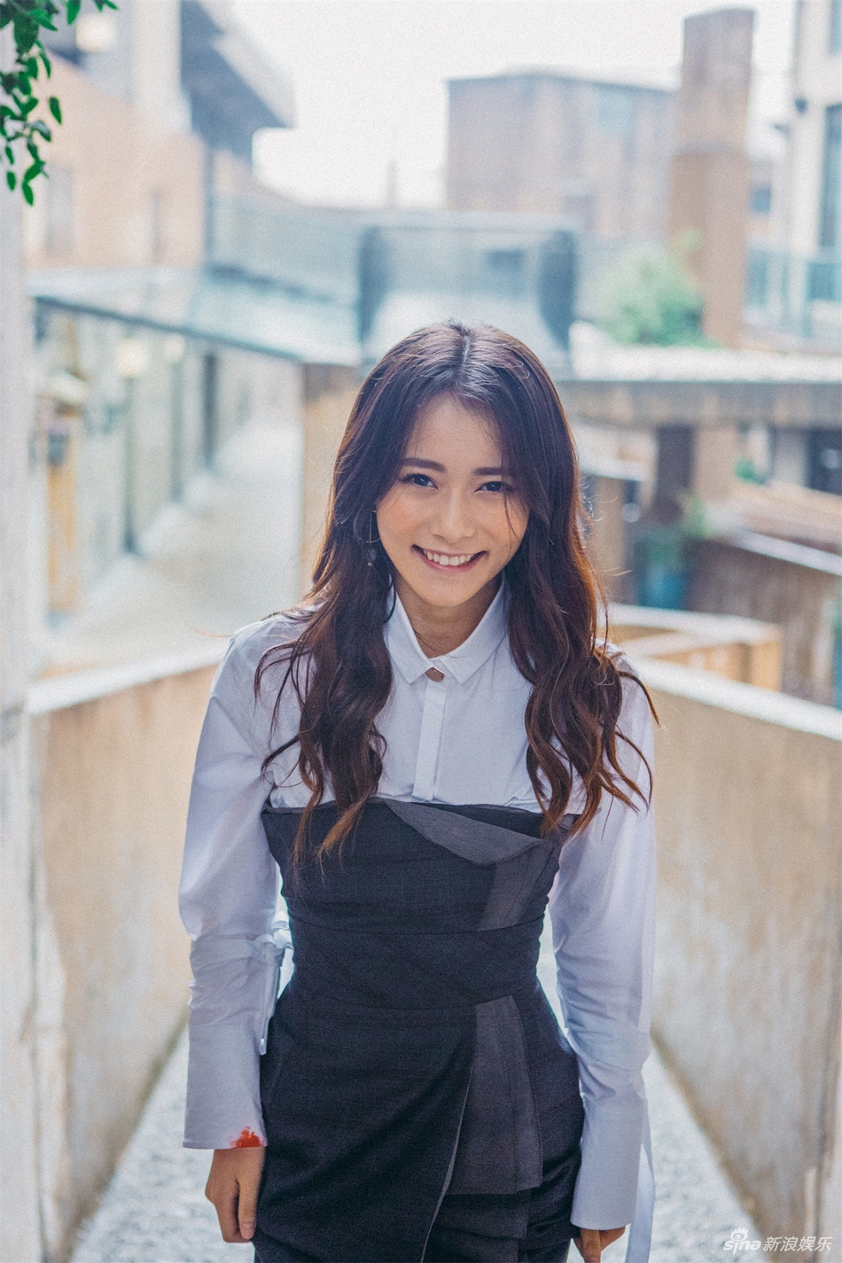 柴碧云曝鬼马写真 笑容明媚尽显俏皮搞怪本色