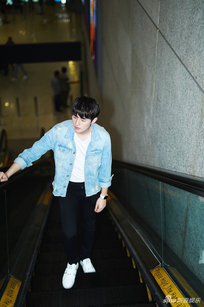 14 12:51:18 1 / 6 新浪娱乐讯 近日,胡耘豪