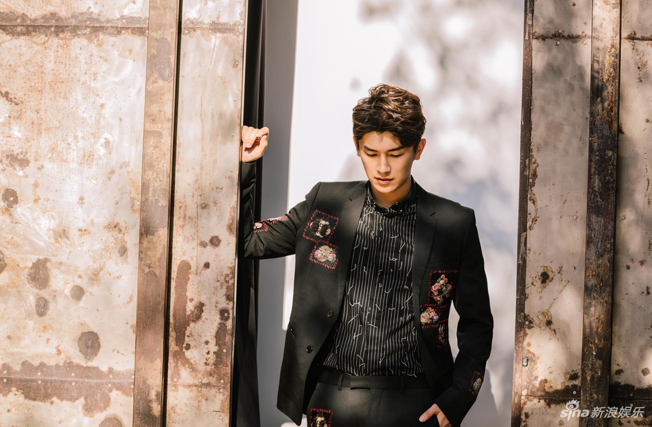 杨旭文曝时尚写真大片 长腿西装尽显绅士风度