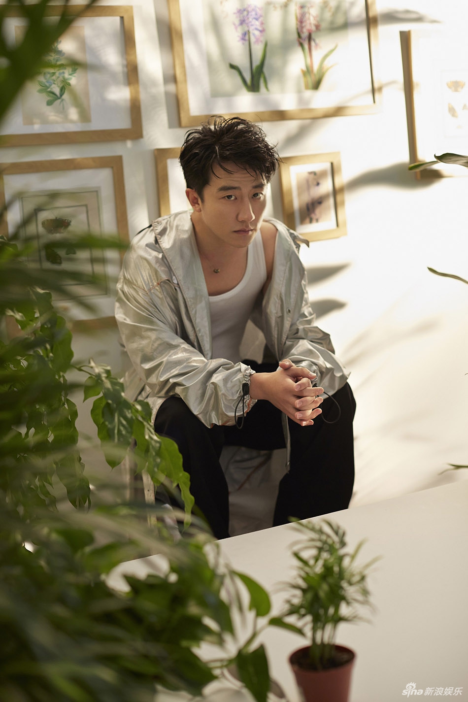 黄轩登封面夏日感十足 上演魅力眼神杀