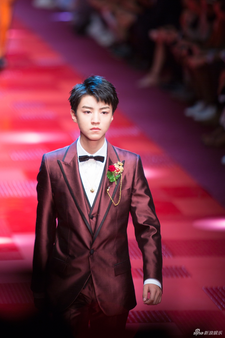 组图:18岁王俊凯跨界t台走秀 酒红色西装气势十足