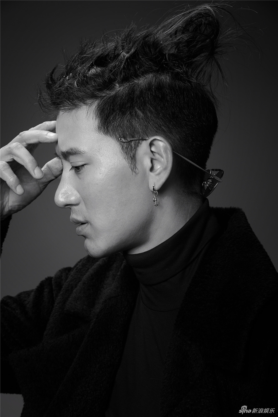 蒲巴甲忧郁大片曝光 非黑即白展现熟男魅力