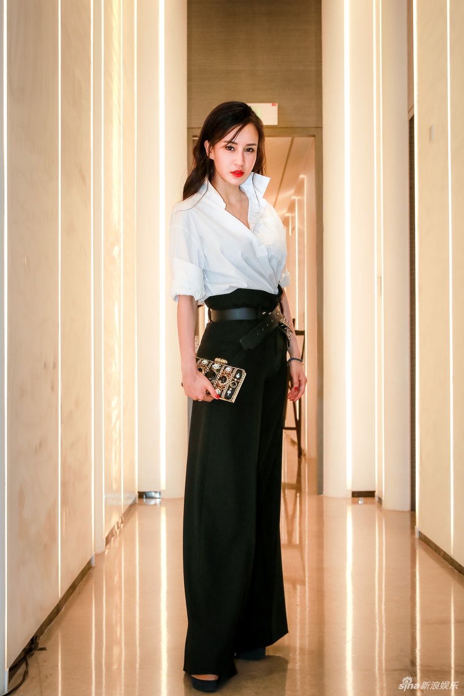 当天,母其弥雅身着黑色阔腿裤搭配白衬衫,美腿修长,率性自然.