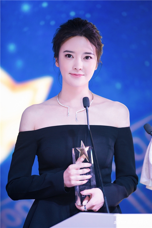 张璇亮相时尚活动 流露别样风情