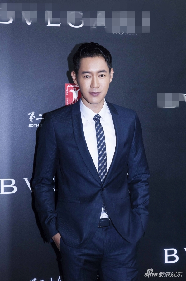 陈正飞亮相意大利电影周 深色西装尽显帅气