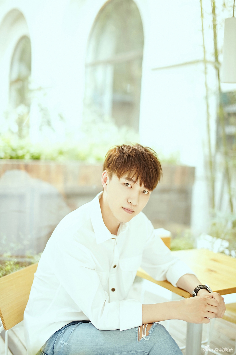 新星吴得心夏日写真 暖男气质尽显清爽帅气
