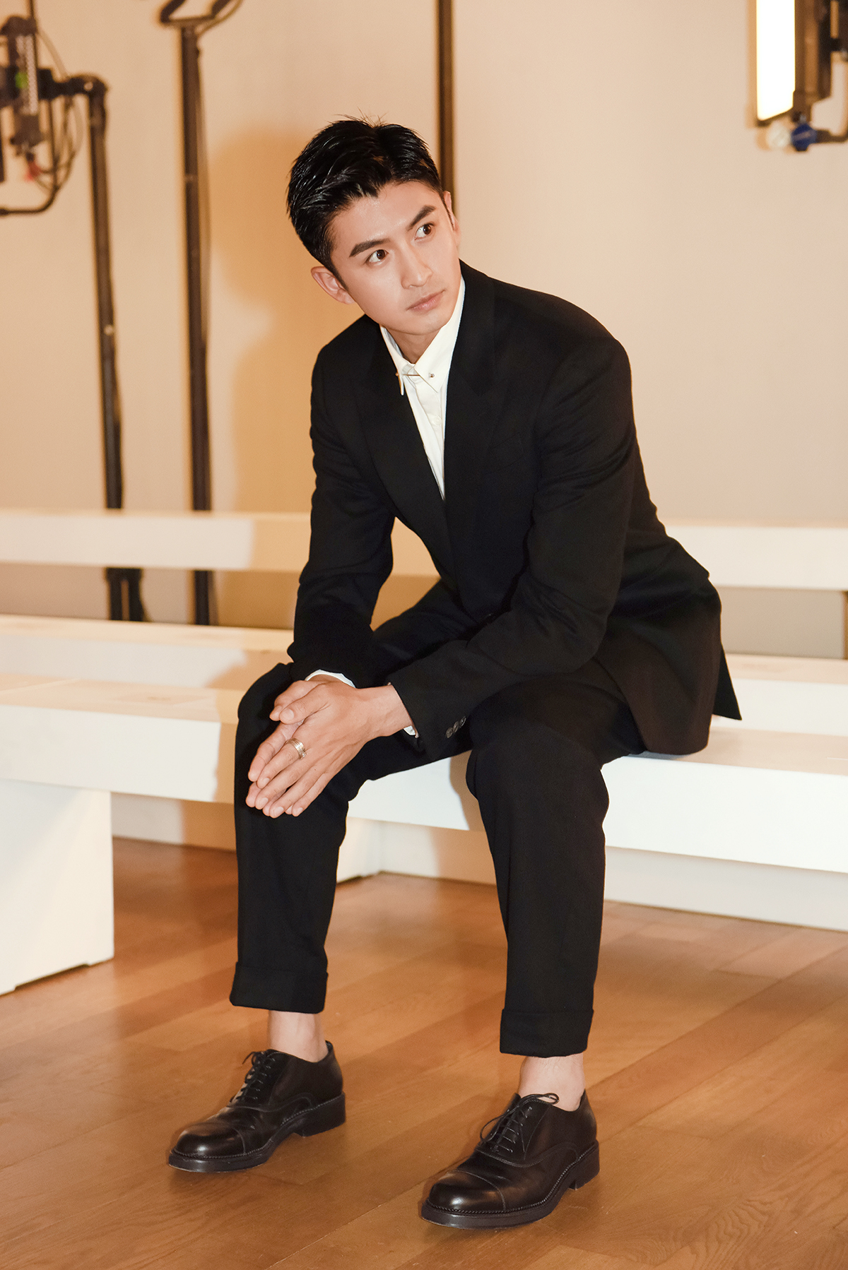 组图:张云龙时装周黑白经典演绎魅力绅士