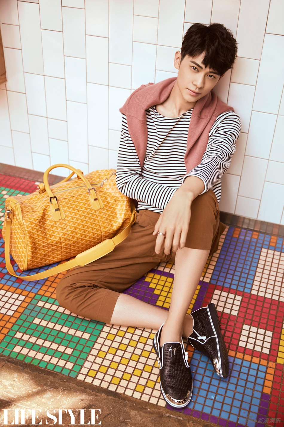 梁译木曝小清新时尚写真 俏皮慵懒变咖啡王子