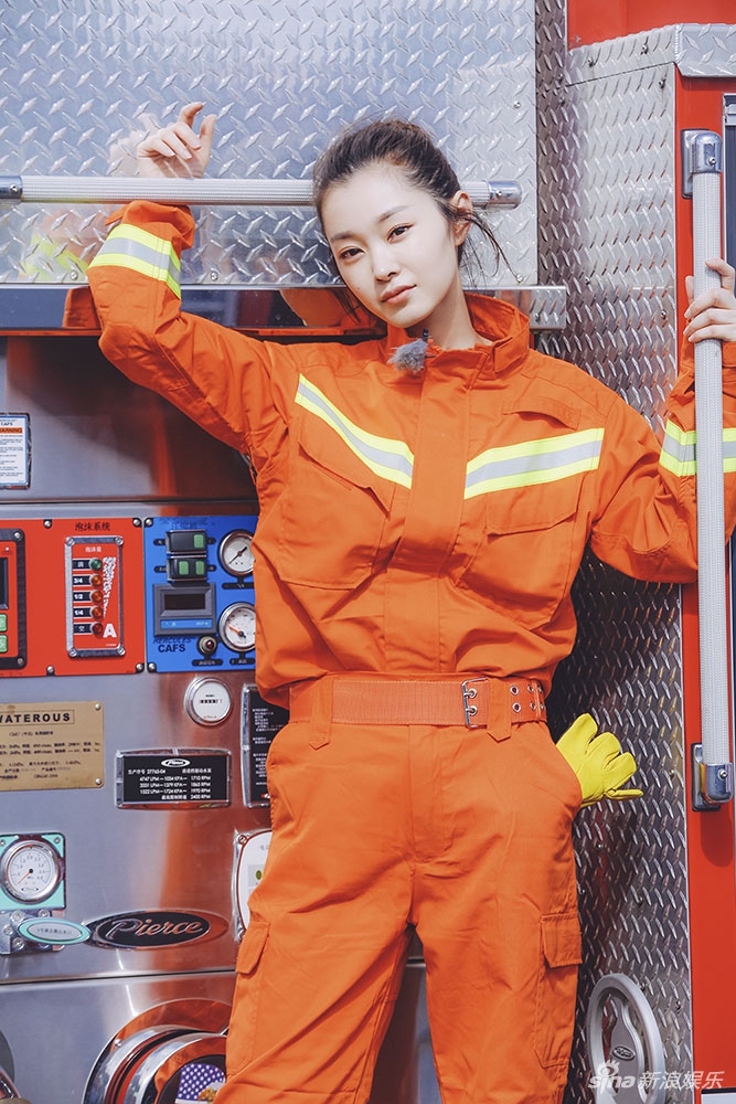 宋轶消防制服大片曝光 侧颜杀抢眼