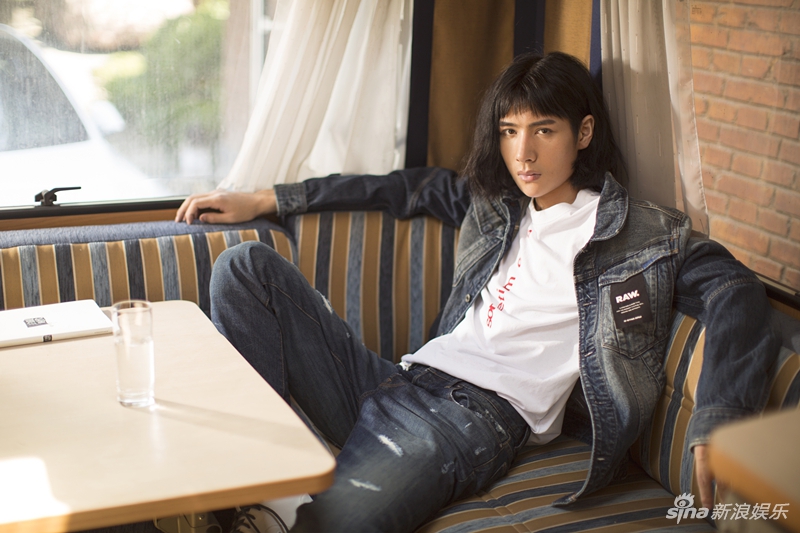 组图戏魂少年贺开朗街拍曝光变身治愈系暖男