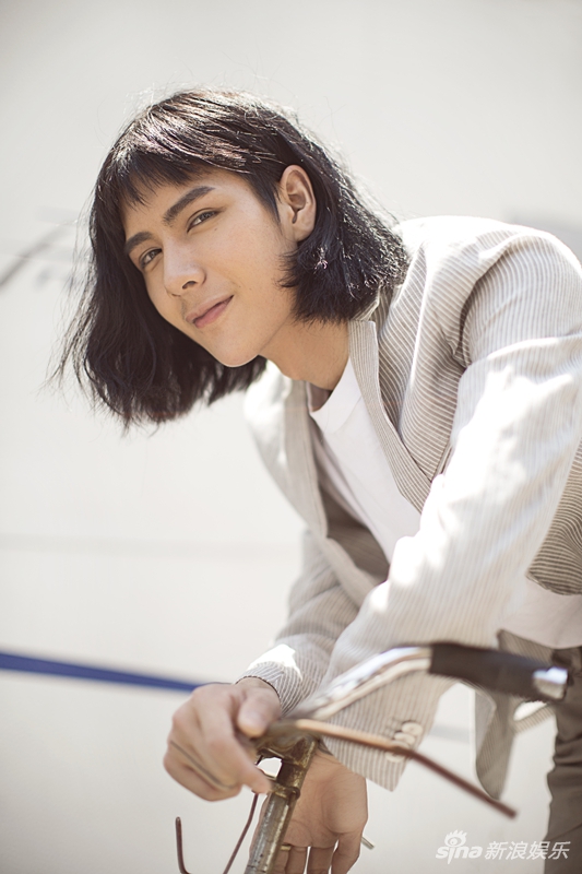 戏魂少年贺开朗街拍曝光 变身治愈系暖男