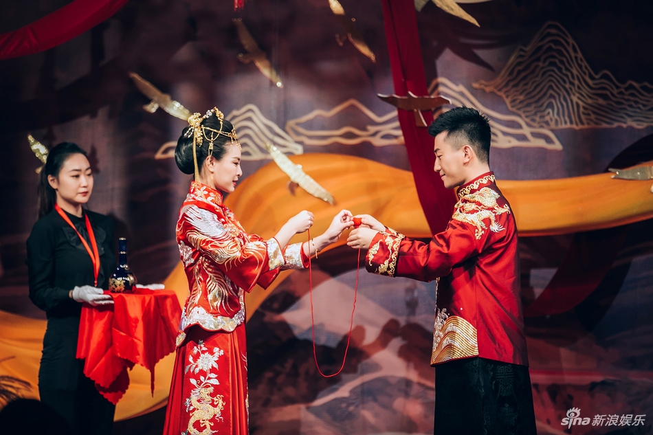 高清:吴敏霞中式婚礼现场照曝光 一家六口首合影(图)