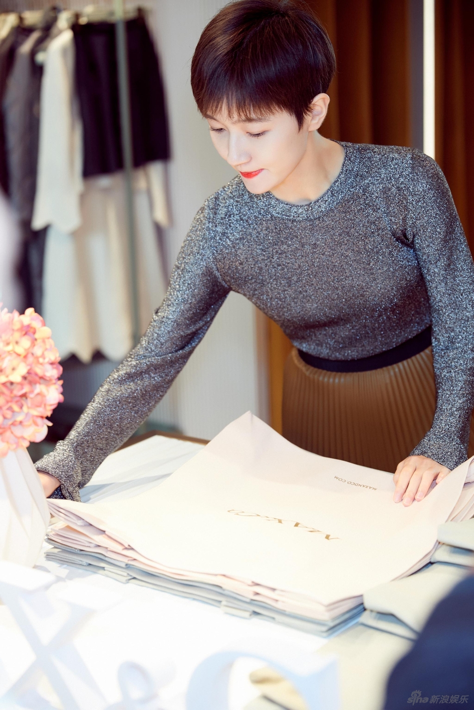 焦俊艳现身活动 时尚造型干练十足