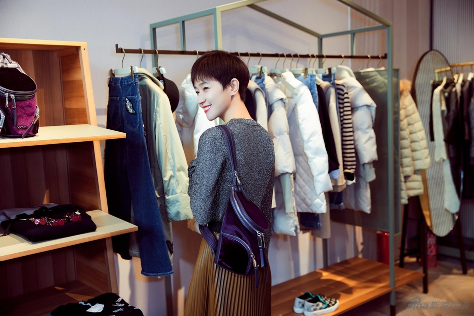 组图:焦俊艳现身活动 时尚造型干练十足