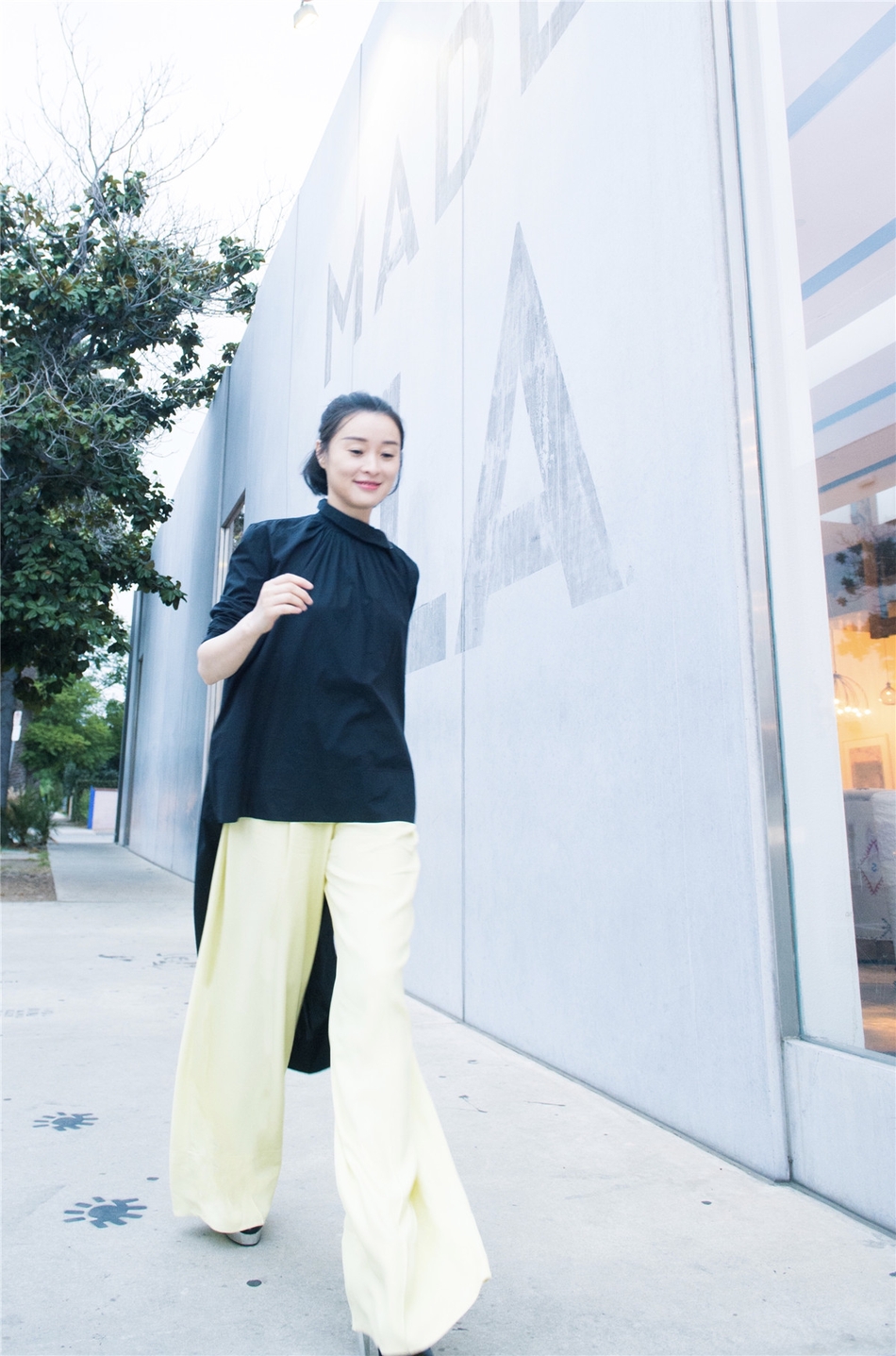 吴越斩获中美电视节最佳女配打开红毯战袍新世界