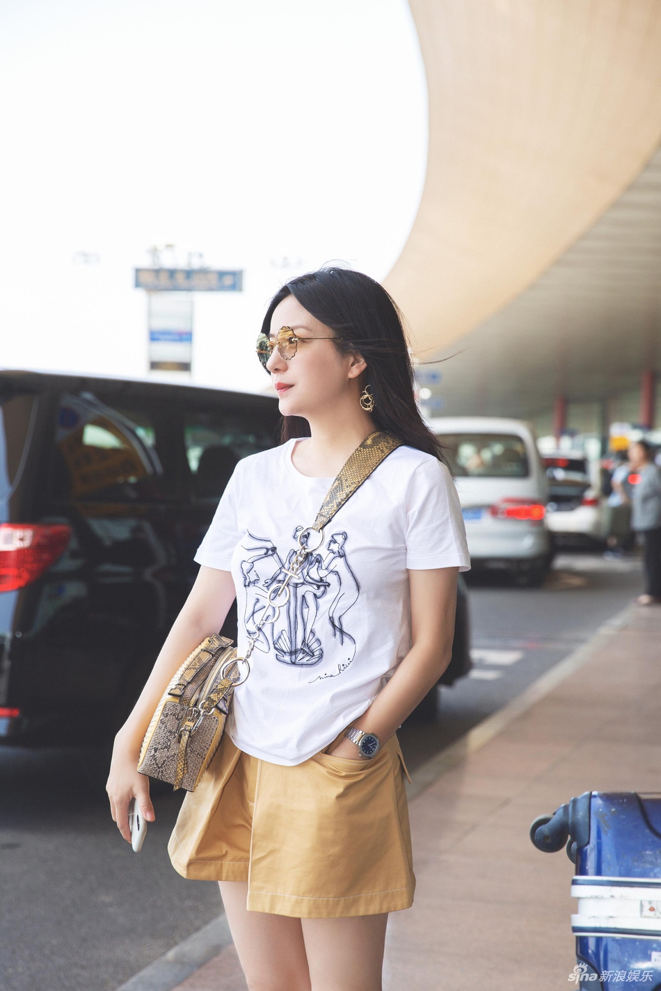 赵薇白t短裙露美腿身材纤细