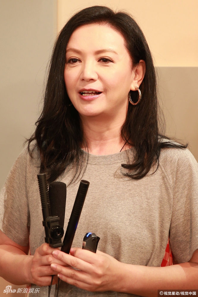 组图:52岁曾华倩近照曝光气色好 少女风格短裙大秀美腿