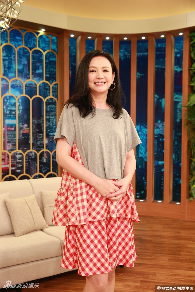 江若琳与未婚夫做客了曾华倩主持节目.