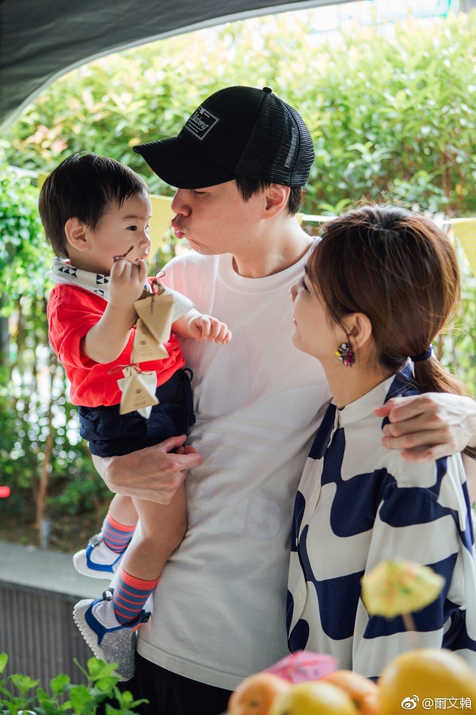 ella37岁生日恰逢端午节老公抱儿子庆贺幸福十足图