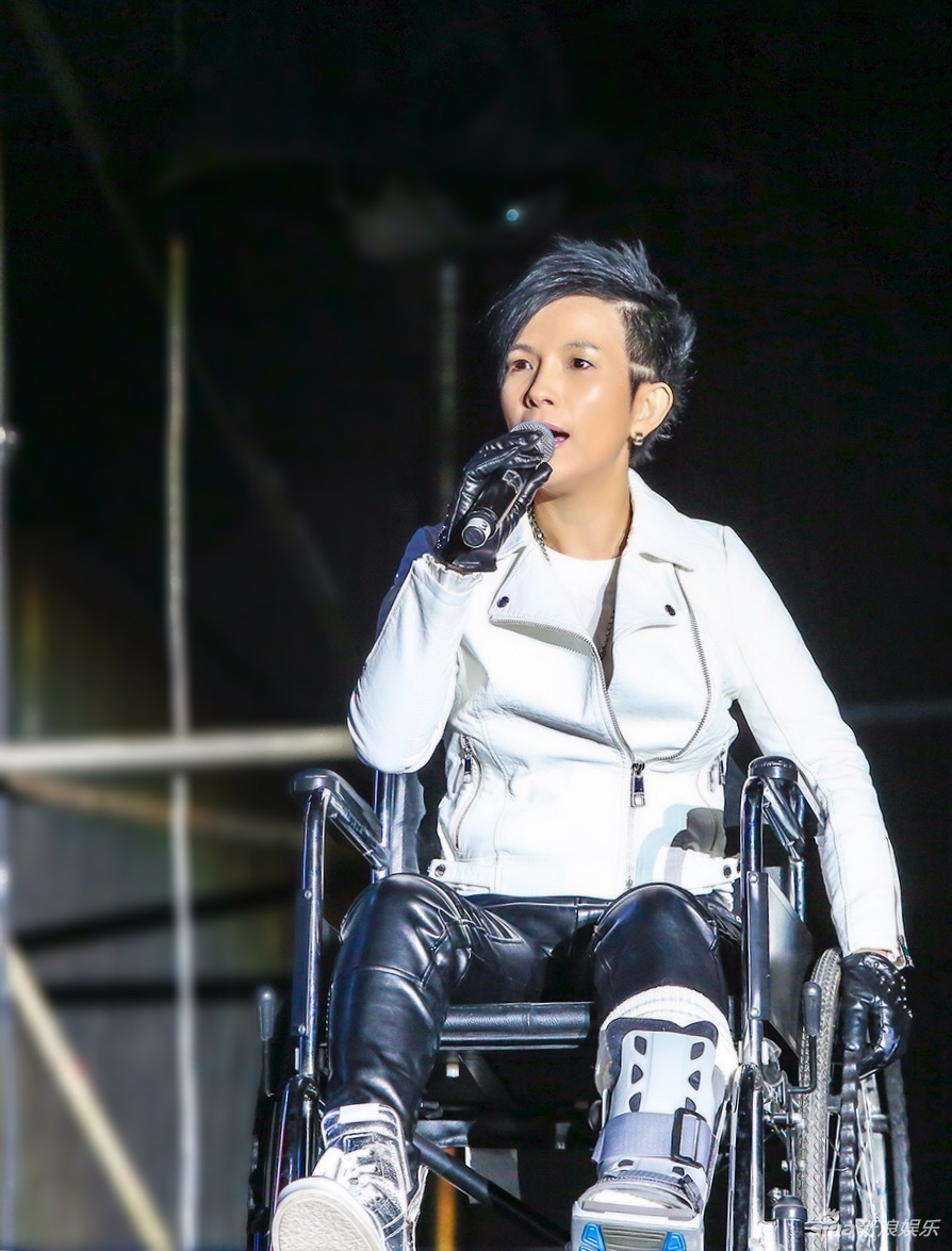 组图:潘美辰带伤坐轮椅忘我演出 全靠止痛药