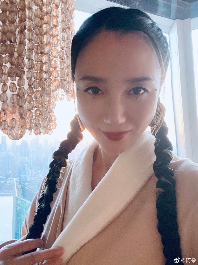 组图:阿朵超长双麻花辫吸睛 被粉丝调侃自拍发太慢这样回