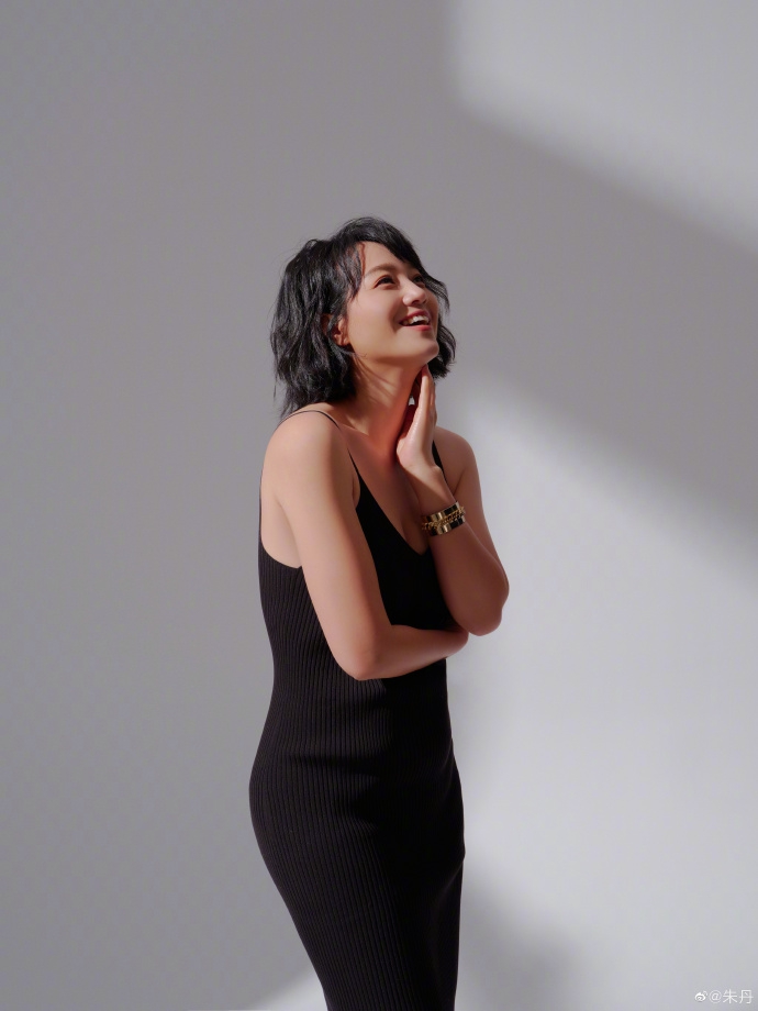 组图:朱丹晒二胎产后身材 称"肉肉是我生娃的勋章"