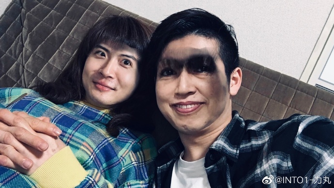 组图:力丸晒搞怪旧照为妈妈庆生 特效换脸开心比耶亲密无间