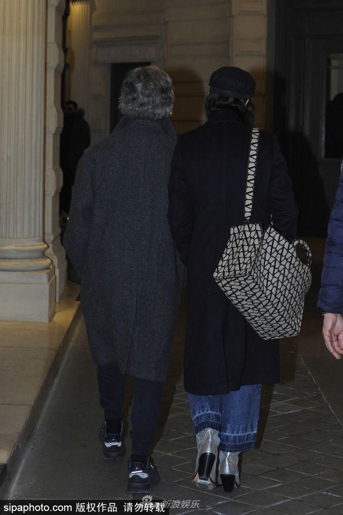 组图：安妮海瑟薇与丈夫现身巴黎街头 穿搭简约时尚气场强