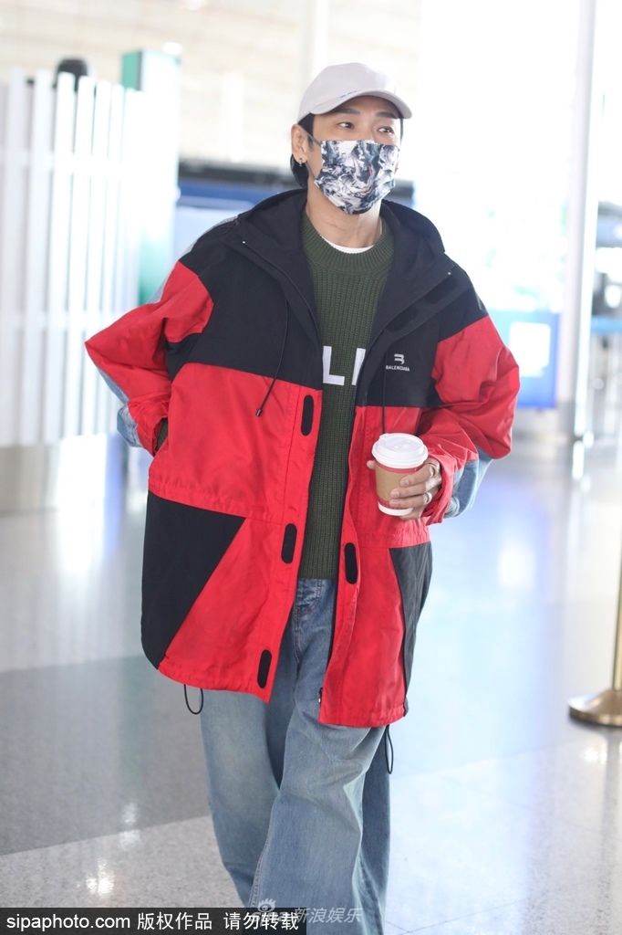 组图：杜德伟戴晕染风口罩现身机场 搭配红黑拼色外套保暖帅气